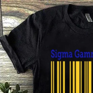 Camiseta negra de manga corta con estampado de código de barras, camiseta gráfica informal cómoda con cuello redondo de la hermandad Sigma Gamma Rho, moda griega - Product Image 4
