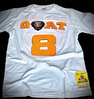 T-shirt blanc pour homme The Goat Collection, imprimé floqué GOAT 23, logo rouge, manches courtes, col rond, coupe décontractée en jersey