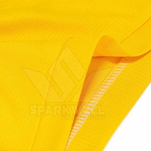 Conjunto de Uniforme de Baloncesto Sublimado Amarillo con Franjas Laterales Coloridas, Pantalones Cortos de Jersey de Poliéster Transpirable para Adultos Unisex - Product Image 5