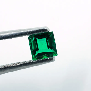 พลอยมรกตแซมเบียสังเคราะห์ทรงคุชชั่นสีเขียว 0.40 กะรัต ยี่ห้อ HAYAAT GEMS พร้อมคุณสมบัติการเปลี่ยนสี/เปล่งประกาย สำหรับทำเครื่องประดับ - Product Image 2