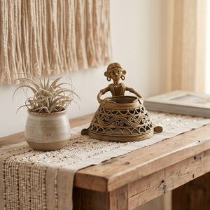 Figura de mujer tribal Dhokra hecha a mano de latón de primera calidad, puede usarse como portavelas, organizador de escritorio o artículo decorativo. - Product Image 1
