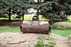 กระเป๋าหนังวินเทจแบบดัฟเฟิล กระเป๋าเดินทางสำหรับทุกเพศ พร้อมช่องใส่รองเท้าขนาดใหญ่ ปิดด้วยซิป และสายสะพายปรับได้ รุ่น LDB-0345 - Product Image 3
