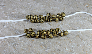 Campanas de latón Ghungroo para danza india tradicional, chapadas en oro, con cuerda de algodón blanco, para el tobillo, para actuaciones de Kathak, 15+15 Telover - Product Image 5