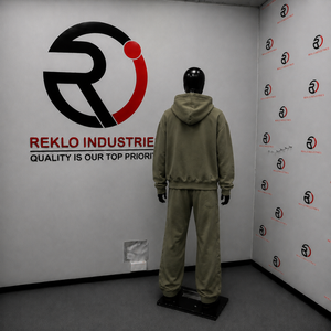 Conjunto Deportivo con Capucha Olive, Pantalones Largos de Color Sólido con Cordón Ajustable y Sudadera con Logotipo Frontal, Felpa Suave para Gimnasio - Product Image 4
