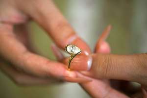 Bague en or massif 14 carats avec diamant de culture en forme de poire de 1,51 carat, certifié IGI, pour femme, bande incurvée moderne, cadeau de fiançailles - Product Image 3