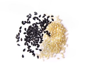 เมล็ดงาดำปอกเปลือกสีขาวธรรมชาติ ความบริสุทธิ์ 99.9% ปริมาณน้ำมันสูง มีจำหน่ายในราคาประหยัดแบบขายส่งจำนวนมาก - Product Image 1