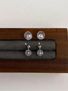 Pendientes clásicos de diamantes redondos en oro blanco, delicados pendientes nupciales, joyería fina atemporal, regalo de aniversario para ella, lujo exquisito. - Product Image 3