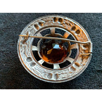 Broche Écossaise à Motif Thistle, Grande Pierre Centrale Couleur Citrine, Métal Plaqué Argent, Motif Écossais pour Tenue