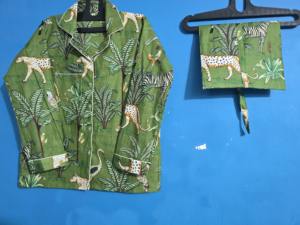 Ensemble pyjama pour femmes en coton biologique 100% respirant ultra-doux à imprimé animal noir, haut court à col en V et pantalon à cordon de serrage - Product Image 2