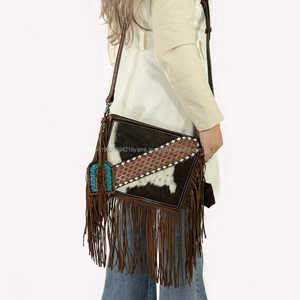 Bolso cruzado bohemio hecho a mano de piel de vaca con detalles en turquesa estilo de piel occidental con flecos - Product Image 6