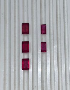 พลอยทับทิมธรรมชาติทรงบาแกตต์เจียระไน บรรจุในแก้ว ขนาดปรับเทียบได้ - Product Image 1