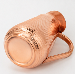 Carafe en cuivre martelé artisanal avec poignée, style vintage, pour usage domestique, bien-être ayurvédique, avec dôme intégré - Product Image 1