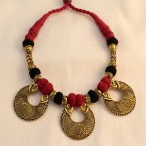 DIVYORO Collier en cordon de tissu rouge et noir traditionnel avec pendentifs métalliques, longueur réglable pour femme, idéal pour les fiançailles - Product Image 1