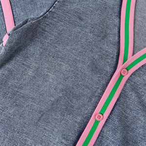 Cárdigan de mezclilla con lavado ácido personalizado, ropa de hermandad, ribete a rayas rosa y verde, parche con letras, venta al por mayor, ropa universitaria y colegial - Product Image 6