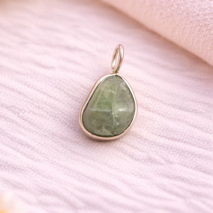 Pendentifs faits à la main en argent sterling 925 avec pierre précieuse péridot vert pour filles et femmes, fabricant de bijoux en argent indien - Product Image 1