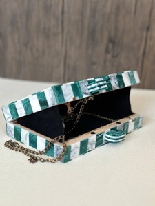 Sac à main en résine fait main ILAHI avec chaîne, motif à carreaux noir et blanc, forme personnalisée, sérigraphie - Product Image 1