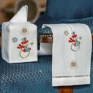 Broderie de bonhomme de neige avec chapeau rouge ajoute une touche de joie et de chaleur aux salles de bain et aux espaces repas festifs. - Product Image 1