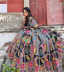 ชุดเดรสงานปักกระจกแบบ Vastra Navratri ผ้ามัสลินทรงบานหรูหรา ชุดเดรสพิมพ์ลายกระจกสุดหรู ชุดเลเฮนกาโจลีผ้ามัสลินคอตตอนพรีเมียม - Product Image 3