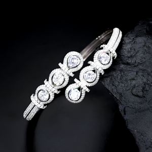 Bracelet manchette ouverte Hip Hop tendance en or avec croix micro-pavée à double rangée de diamants de laboratoire, style classique - Product Image 5