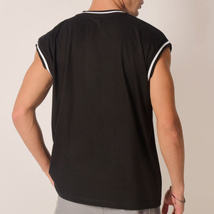 Camiseta sin Mangas Legend 23 con Cuello en V para Hombre, Negra con Detalles en Contraste, Estampada, Corte Casual, Largo Regular - Product Image 2