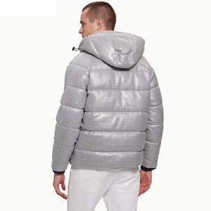 Chaqueta de plumón para hombre, brillante, con capucha, corta, gruesa, estilo bomber, para invierno, con logo bordado, unisex. - Product Image 4