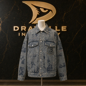 Chaqueta vaquera tipo camionero gris azulado lavado con estampado de periódico, ropa exterior unisex holgada estilo Hypebeast, proveedor mayorista - Product Image 1