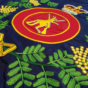 Insignias Bordadas a Mano con Hilo Metálico, Tamaño y Diseño Personalizados, con Pin de Seguridad - Insignias de Alta Calidad para Blazers con Logotipo Personalizado (Colores Personalizados) - Product Image 2