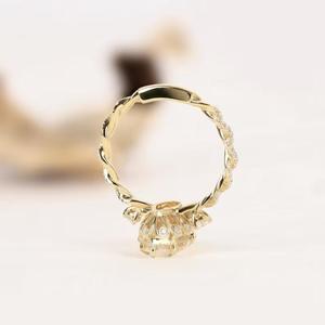 Anillo Fino con Diamante Corte Pera en Oro Sólido con Barra Clásica con Acentos Pavé y Engaste Asimétrico de Múltiples Piedras, Ideal para Regalo para Ella - Product Image 2