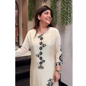 Mejora tu guardarropa étnico con este elegante conjunto de traje de seda de morera premium, confeccionado con tela de primera calidad. Compra directamente del proveedor. - Product Image 1
