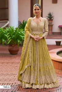 Traje Chinon Semisellado con Bordado y Cordón, Estilo Moderno para Bodas y Fiestas - Product Image 3
