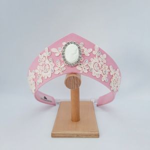 Serre-tête rembourré en satin rose avec dentelle, broche camée, accessoire de cheveux pour femme, idéal pour mariage et soirée, couronne pointue faite à la main, diadème Alice - Product Image 1