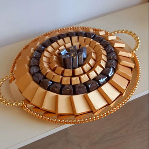 Plateau de service rectangulaire moderne en acrylique transparent avec assortiment de chocolats, élégant pour le Ramadan et l'Aïd, idéal pour la table à café - Product Image 5