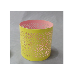 Porte-bougie décoratif en fer perforé, cylindrique, extérieur jaune, intérieur rose, motif floral géométrique découpé artistique - Product Image 4