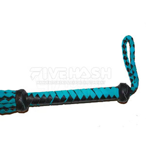 Flogger de cuero con correas suaves de múltiples puntas y mango ergonómico que proporciona un control fácil y un manejo cómodo. - Product Image 3