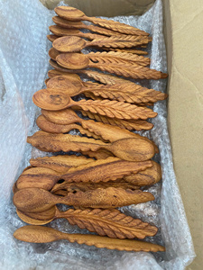 ช้อนไม้ธรรมชาติแกะสลักลายใบไม้และดอกไม้ ยาวพิเศษ ปลอดภัยสำหรับเครื่องล้างจาน เป็นมิตรกับสิ่งแวดล้อม พร้อมโลโก้สั่งทำ - Product Image 5