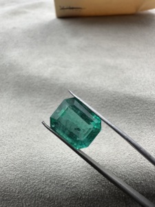 มรกตธรรมชาติทรงเหลี่ยมสีเขียวสำหรับทำเครื่องประดับ - Product Image 1