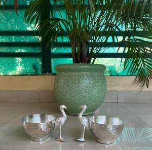 Juego de 2 Cuencos de Cristal Flamingo de Plata Alemana Hechos a Mano Colección Royal Look Aarna - Ideales para Bodas, Diwali y Eventos Corporativos - Product Image 2