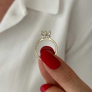 Anillo de Compromiso con Diamante Cultivado en Laboratorio de 3 Quilates, Corte Esmeralda, D VVS2, con Halo Oculto, Oro de 14k, Certificado IGI - Product Image 3