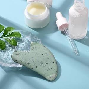 Planche de massage Gua Sha en résine et cire d'abeille faite à la main, forme ronde, pour le visage et le cou, durable - Product Image 6