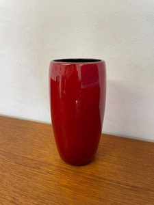 Jarrón de Cerámica Rojo Rubí Impresionante con Forma Cónica Alta, Acabado Brillante y Acento Audaz para Decoración Interior Moderna - Product Image 5