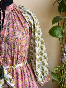 เดรสยาวแม็กซี่ไซส์ใหญ่สำหรับผู้หญิงขายดีปี 2026 ผ้าฝ้ายพิมพ์ลายบล็อก คอวี แขนยาว ลายดอกไม้ - Product Image 4