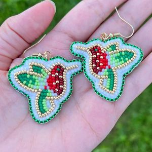 Pendientes de Lujo Hechos a Mano con Bordado y Cuentas, con un Acabado de Diseño Ligero, Cómodo y Elegante - Product Image 2