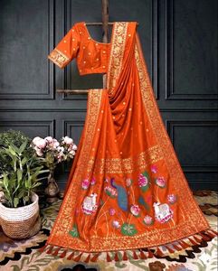 Le sari en soie douce présente des motifs complexes de lotus et de vache de style Pichwai sur le pallu. - Product Image 4