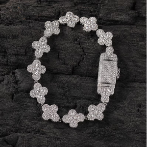 Bracelet fleur en moissanite argentée, bijoux élégants et luxueux pour femmes, cadeau tendance pour mariage, fête et usage quotidien - Product Image 1