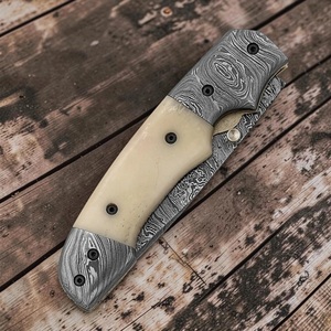 Couteau pliant artisanal en acier Damas de qualité industrielle avec manche en os et étui en cuir pour le camping en plein air - Product Image 5