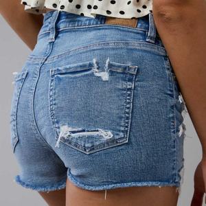 Shorts en jean pour femmes, taille haute, décontractés, d'été, en coton bleu délavé, coupe ajustée, tendance, logo personnalisé, vente en gros - Product Image 5
