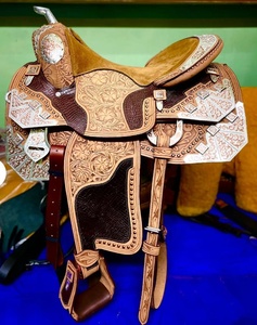 Silla de montar western de cuero de grano completo personalizada 2026 para espectáculos ecuestres y carreras de barriles, portátil, color burdeos, lista para enviar - Product Image 1