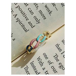 Anillo de cadena chapado en oro con esmalte pastel elegante y detalles o diseños multicolor para recuerdos de fiesta de gatitos - Product Image 1