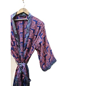 Kimono largo de seda vintage hecho a mano en India, ecológico, con cuentas, diseño único en morado y dorado, para mujer, transpirable, para verano. - Product Image 3