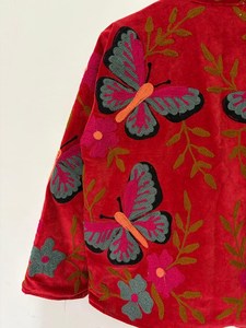 Chaqueta Boho de Terciopelo Rojo Intenso con Bordado Floral Suzani, Lujosa y Colorida, Estilo Vintage - Product Image 5